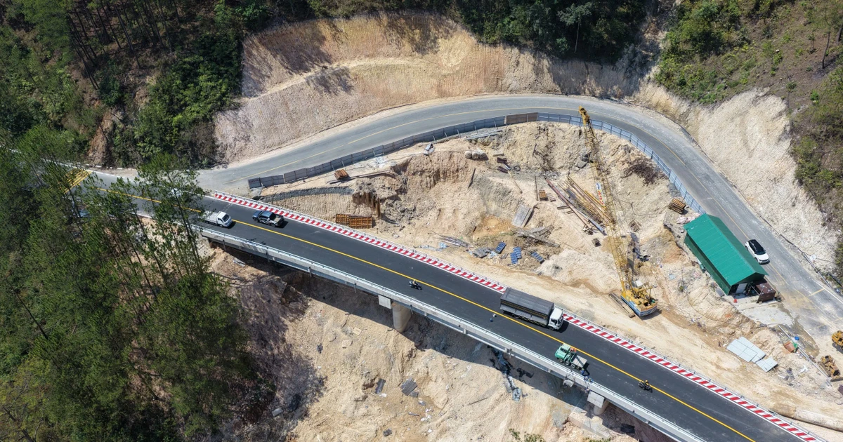 Thông xe cầu cạn vượt 'điểm đen' sạt lở trên đèo Mimosa