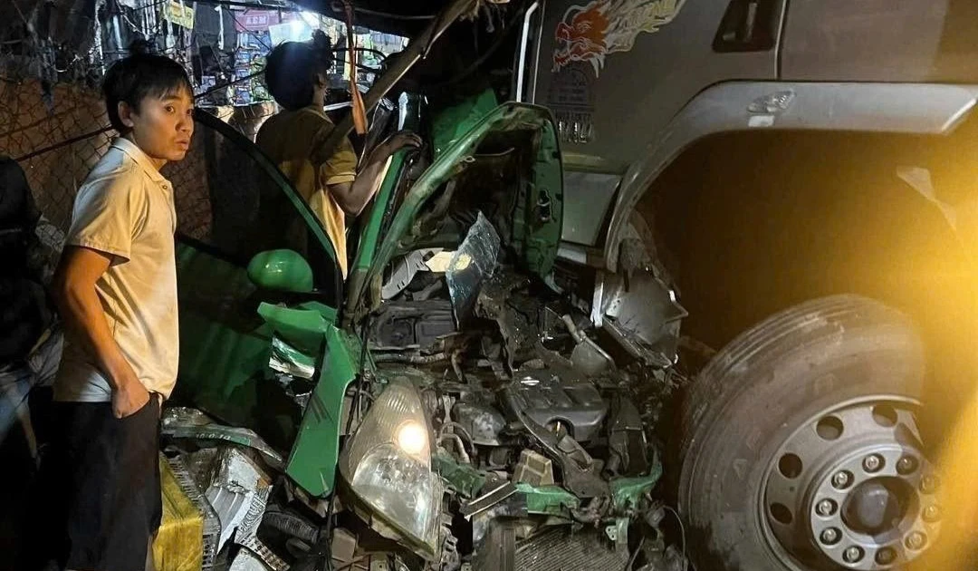 Taxi đấu đầu xe tải trước chợ, 3 người thương vong