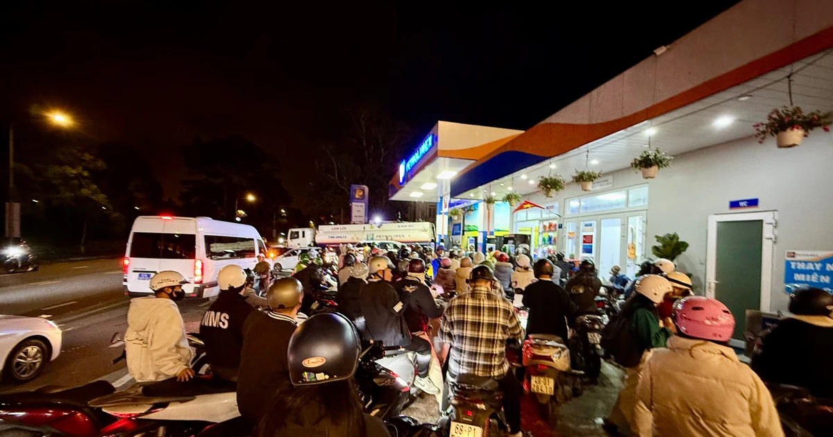 Lo xe bồn chở xăng bị cấm đường, người dân Đà Lạt đổ xô đi mua xăng
