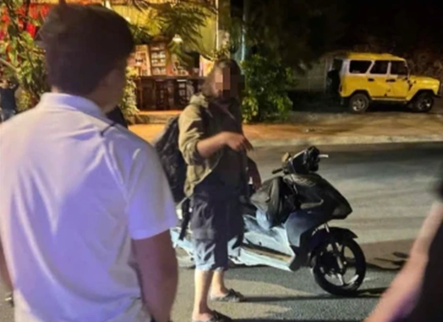 Du khách nước ngoài đâm công an rồi bỏ chạy hơn 70km