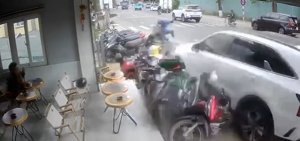 Nguyên nhân vụ ô tô tông hàng loạt xe máy, hất văng người xuống đường