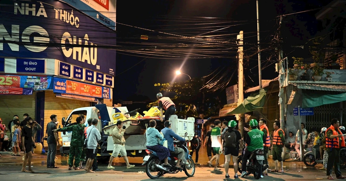 Dân dỡ đồ chạy lũ trong đêm khi nước sông ở Lâm Đồng dâng cuồn cuộn