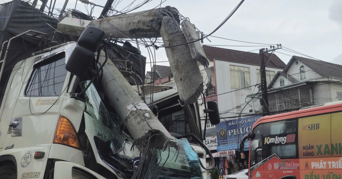 Xe tải chở 12 tấn cà phê tự trôi, tông gãy trụ điện và nhiều phương tiện