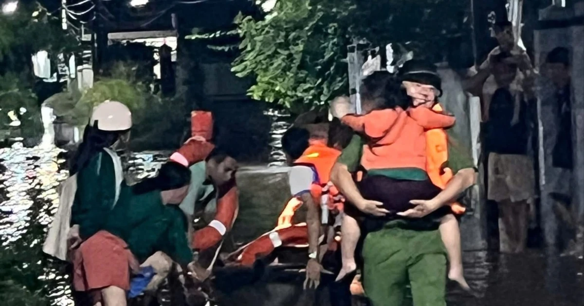 Công an Khánh Hòa giúp dân vượt lũ trong đêm