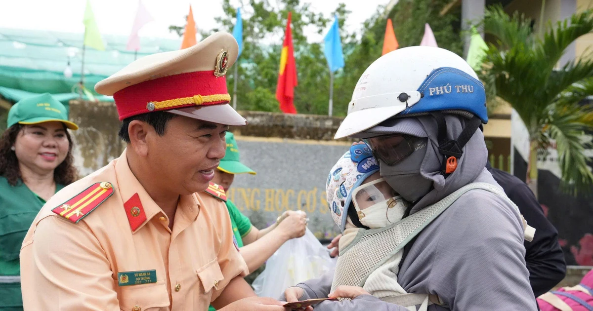 CSGT Lâm Đồng tặng lì xì, quà cho bà con trên đường về quê ăn Tết