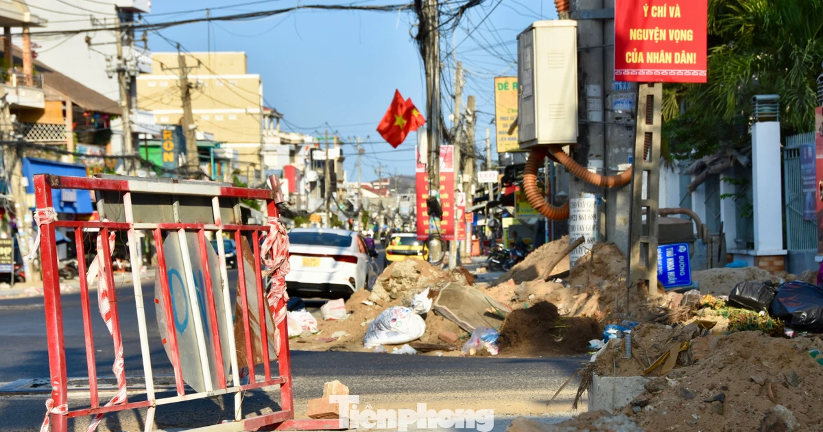 Dự án gần 100 tỷ đồng thi công cầm chừng, dân khổ vì bụi