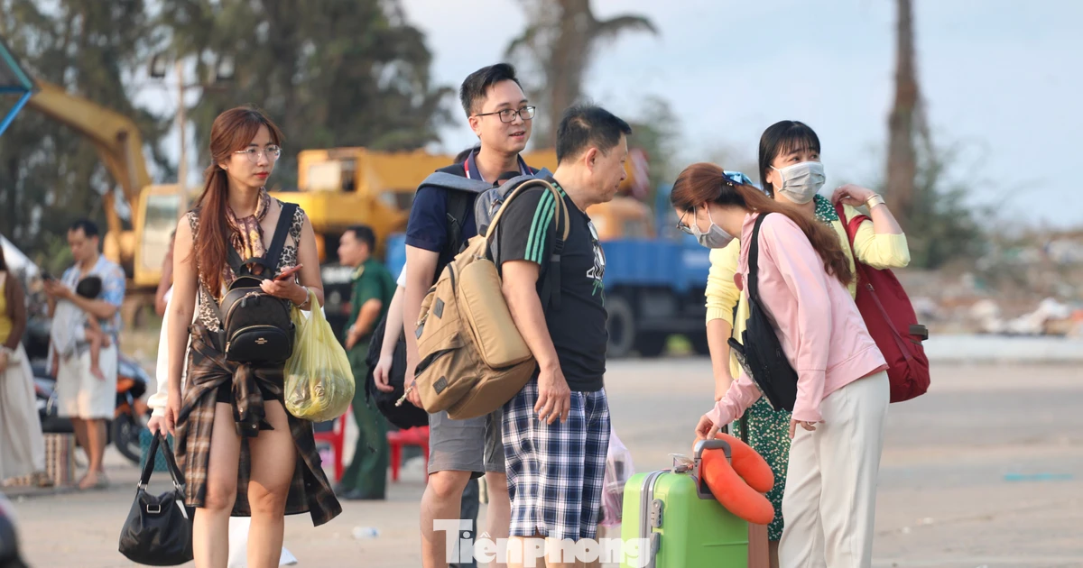 Du khách ùn ùn ra đảo Phú Quý