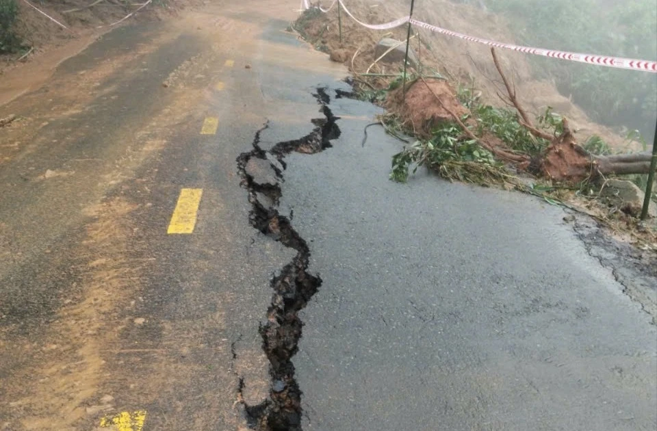 Đèo Gia Bắc tái sạt lở, đất đá tràn kín mặt đường