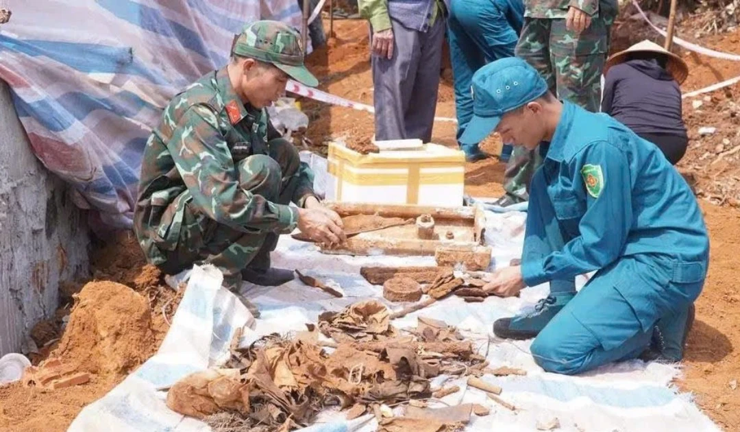 Phát hiện đầu đạn 105mm, phụ tùng xe tăng khi đào móng nhà