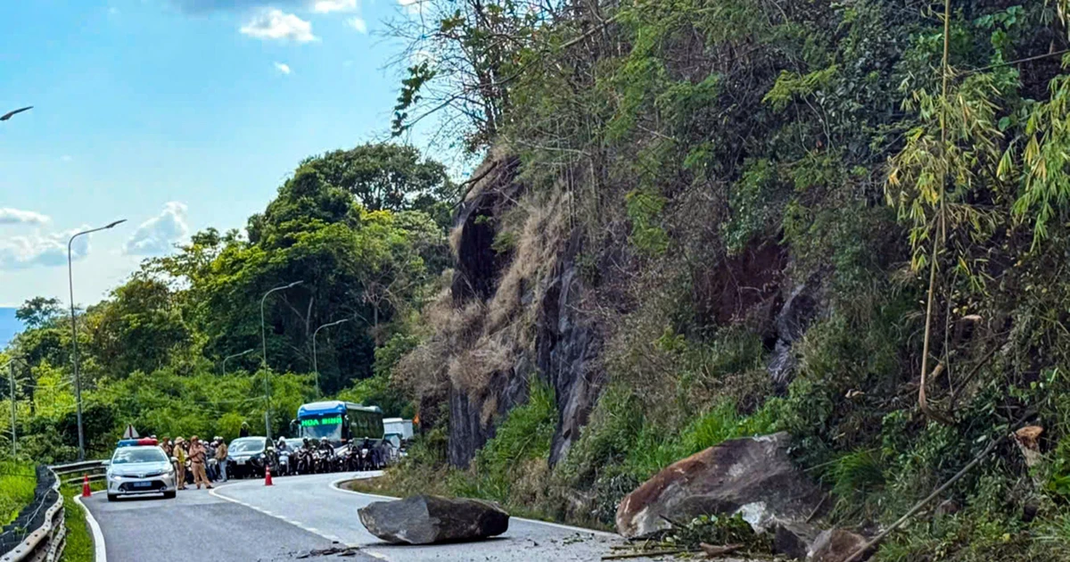 Xử lý khối đá nặng hàng tấn, bám thân cây khô trên đèo Bảo Lộc