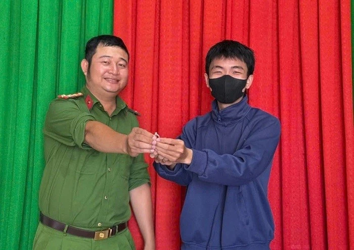 Người đàn ông đánh rơi nhẫn kim cương gần 100 triệu tại siêu thị ở Lâm Đồng