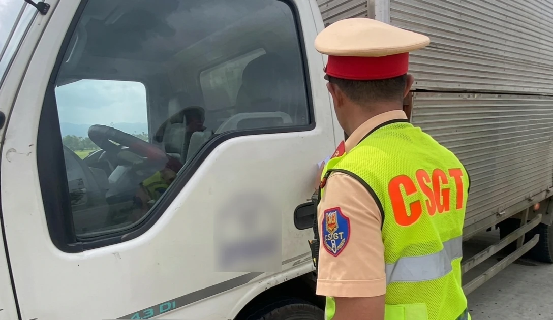 Phạt nặng tài xế chạy dưới tốc độ trên cao tốc