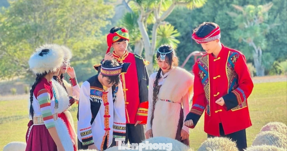 Du khách thích thú hóa thân thành người du mục như trong phim