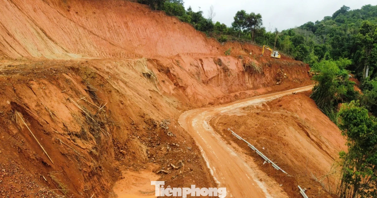 Khẩn trương khắc phục sạt lở trên đèo Gia Bắc ở Lâm Đồng