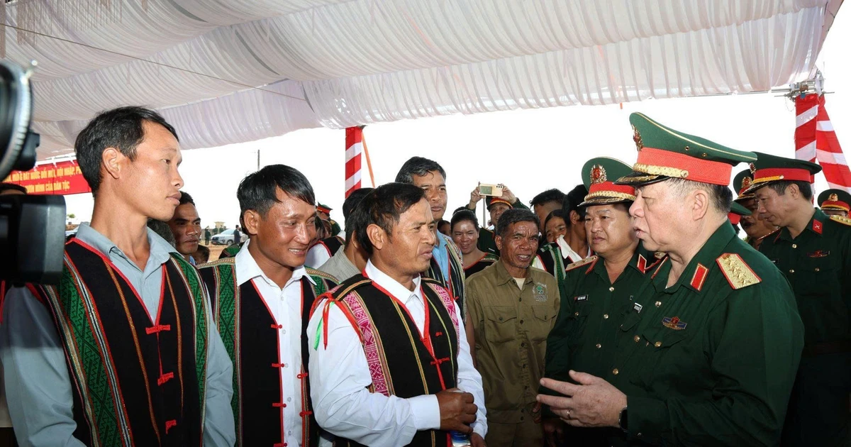 Hàng nghìn phần quà trao tay người dân biên giới Lâm Đồng