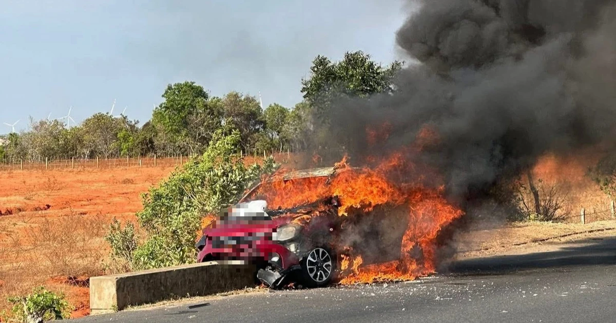 Ô tô 5 chỗ bốc cháy dữ dội trên đường ven biển Lâm Đồng