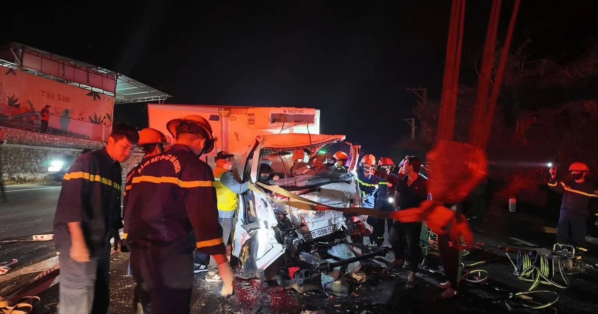 Hai xe tải tông trực diện trên quốc lộ, hai người tử vong