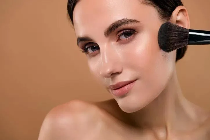 Bí quyết ‘Hack’ chục tuổi chỉ với kỹ thuật đánh má hồng cho phụ nữ sau tuổi 40