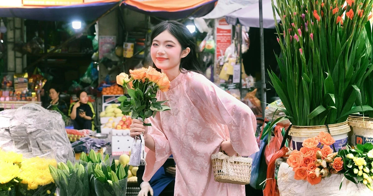 Nàng thơ Hậu Cần và chuyến tàu thời gian tại Chợ Đồng Xuân ngày cuối năm