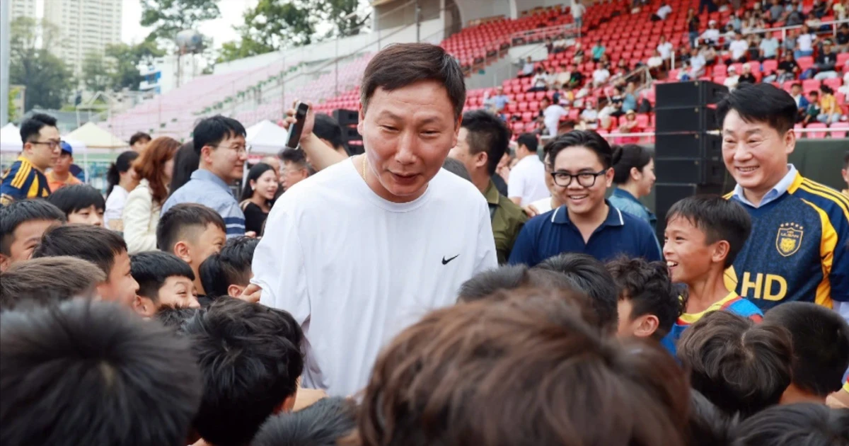 HLV Kim Sang Sik gây sốt