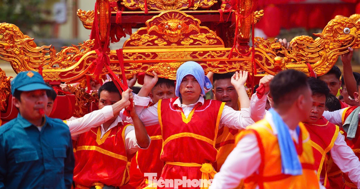 Cảnh tượng hàng vạn người rước kiệu