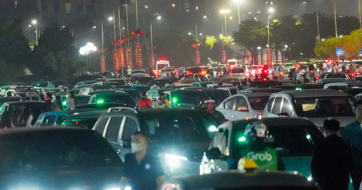 Biển người rời đi, Mỹ Đình tắc nghẽn lúc nửa đêm