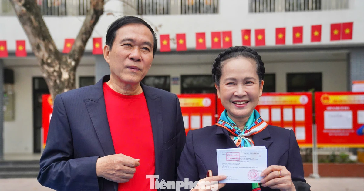 NSND Lan Hương, NSƯT Đỗ Kỷ đưa mẹ 94 tuổi đi bỏ phiếu