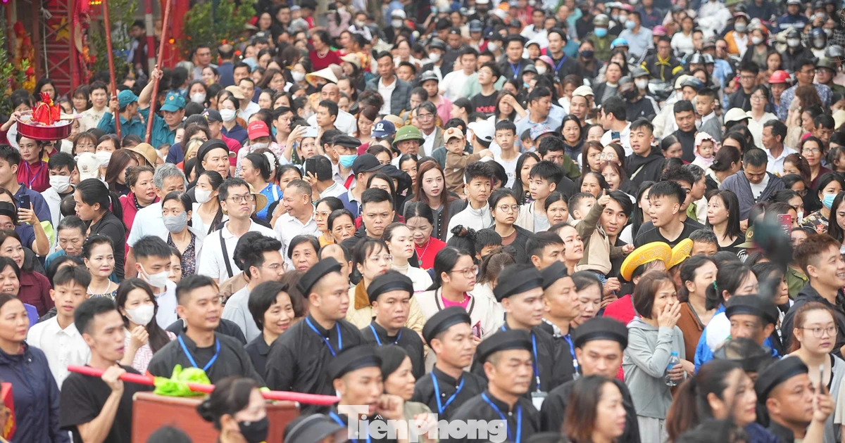 Biển người đổ về xứ Đoài