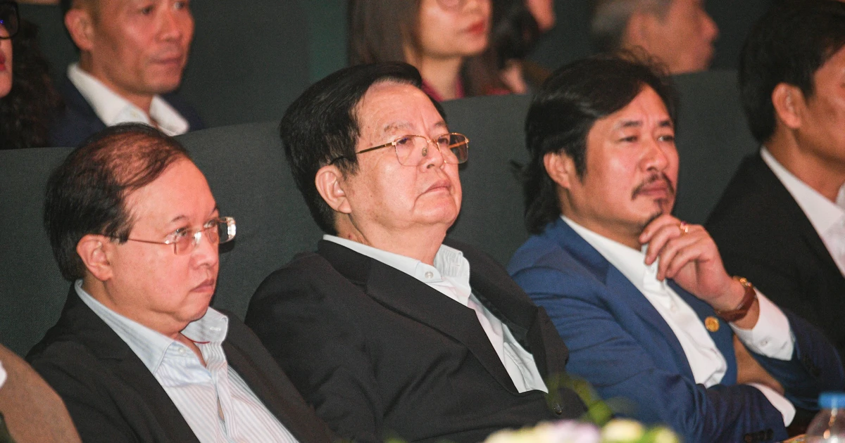 Phó Thủ tướng Mai Văn Chính dự ra mắt vở 'Đế đô sóng cả'