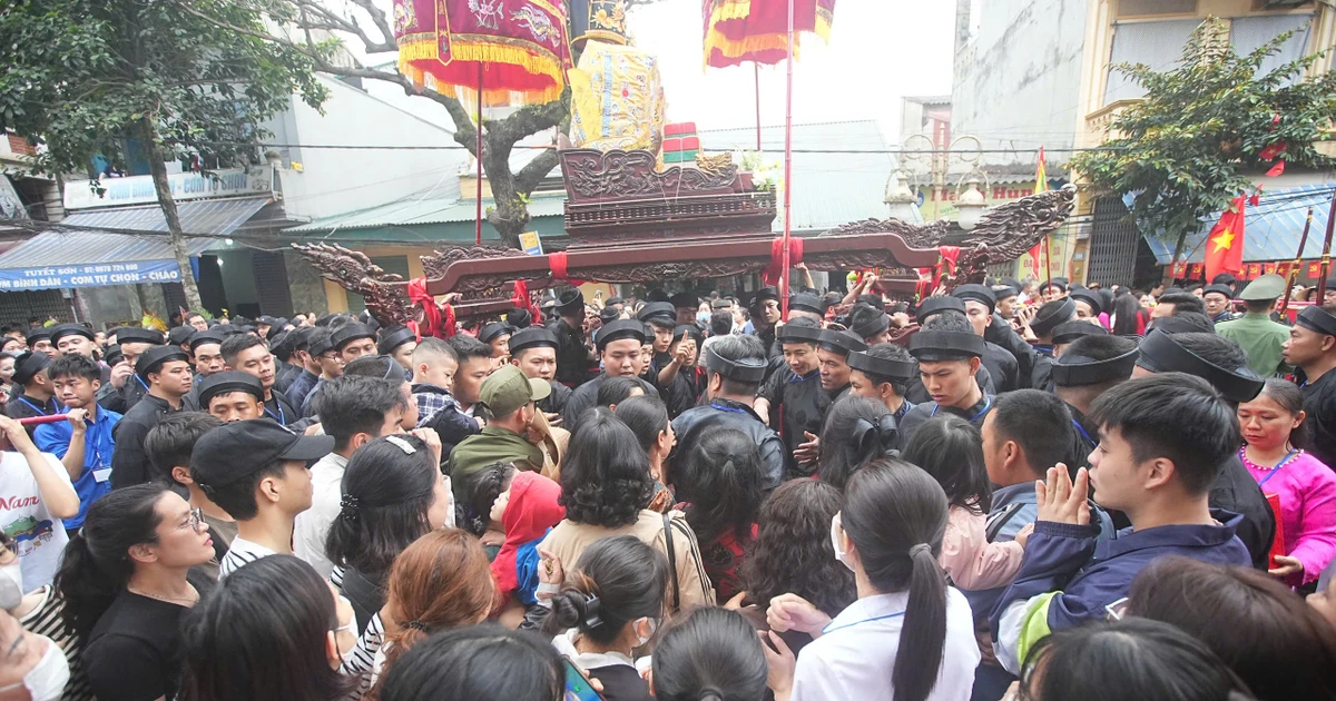 Hỗn loạn biển người chui qua gầm kiệu lấy may