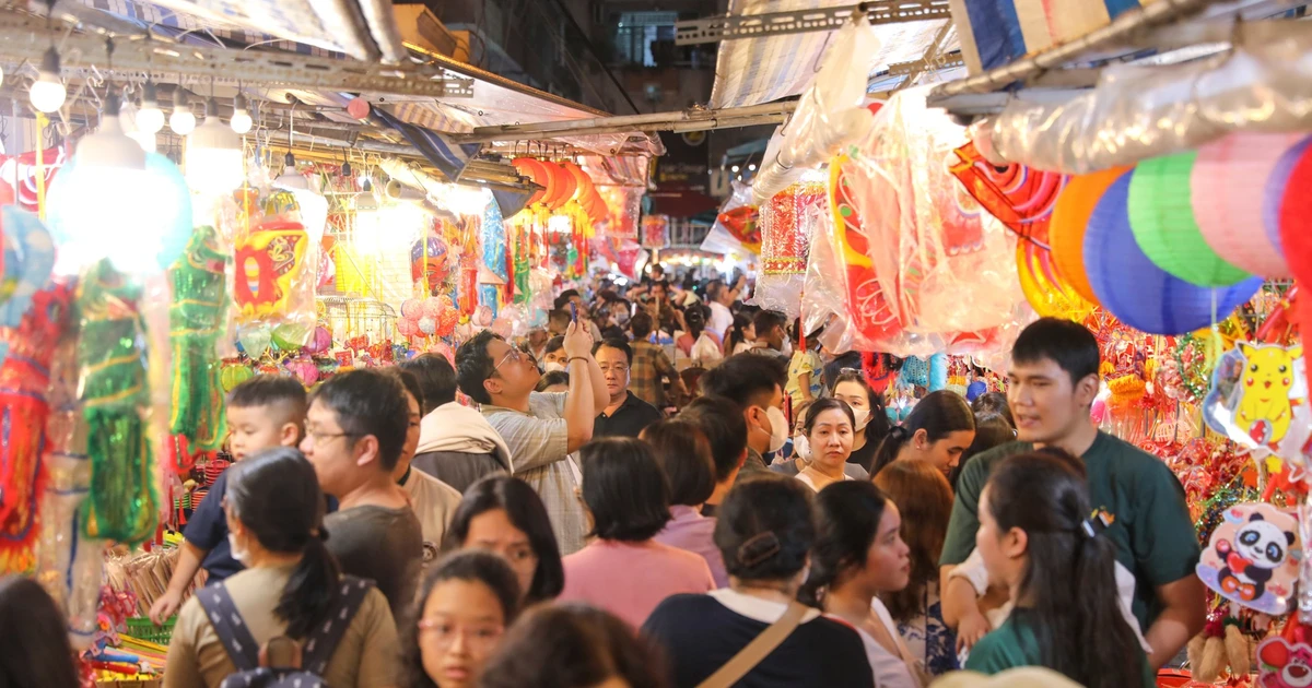 ‘Thiên đường lồng đèn’ ở TPHCM đông nghịt người 'check-in'