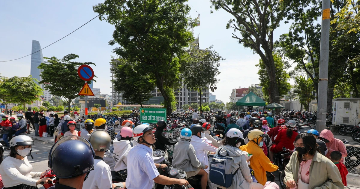 Chật vật tìm chỗ gửi xe khi đi metro