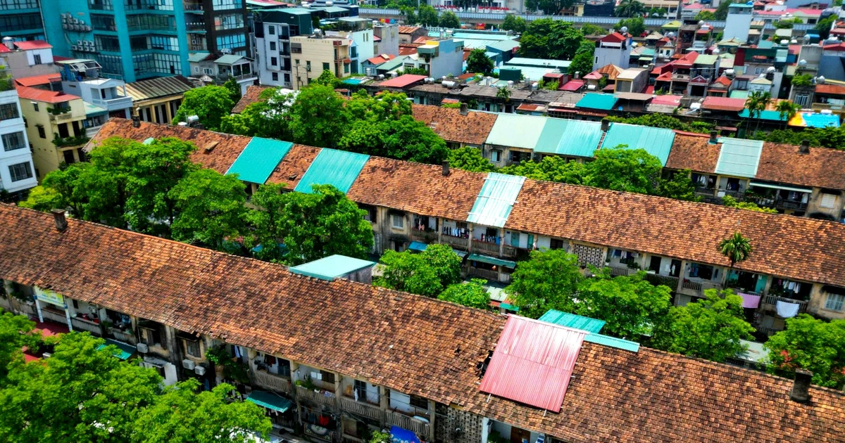 Khu tập thể cũ xuống cấp, người dân nép sát tường vẫn sợ vữa rơi
