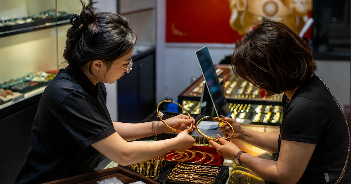 Giá vàng đi ngang, bạc tiếp tục tăng mạnh