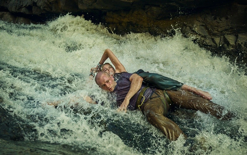 Apex “phá đảo” Netflix nửa đầu năm: Khi con người đáng sợ hơn thiên nhiên hoang dã