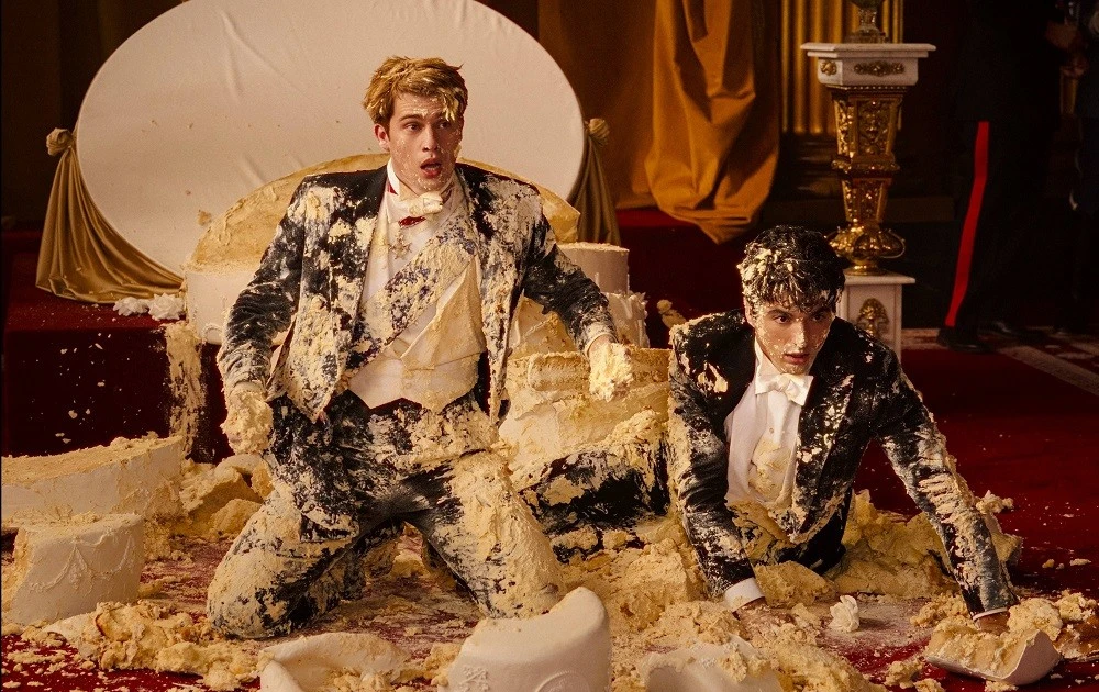 Phần 2 của Red, White & Royal Blue: Hoàng tử Anh cưới con trai Tổng thống Mỹ?