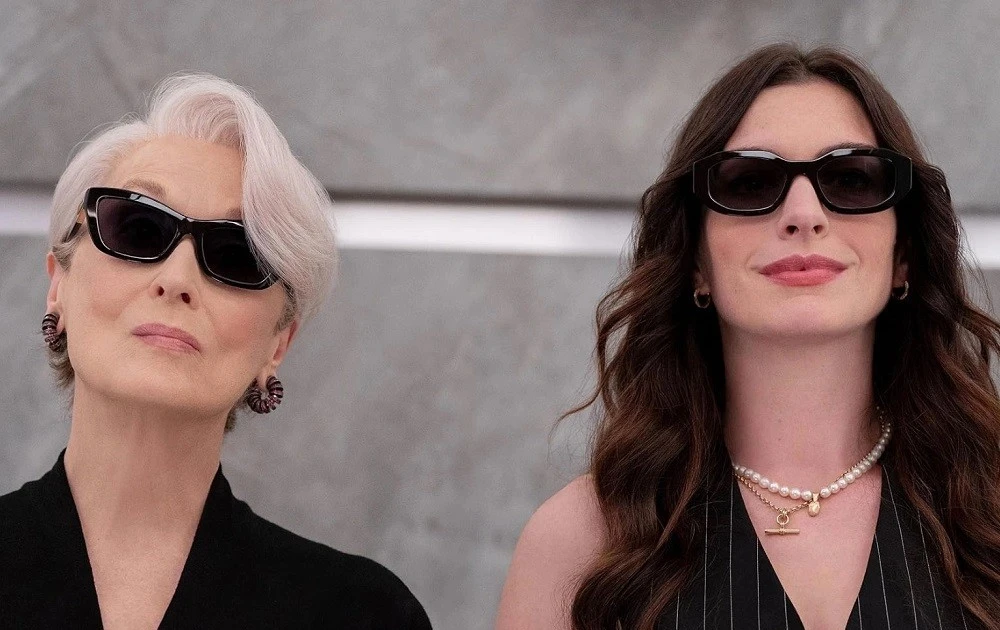 Review The Devil Wears Prada 2: Luôn nỗ lực để rực rỡ, dẫu thế giới xung quanh có lụi tàn