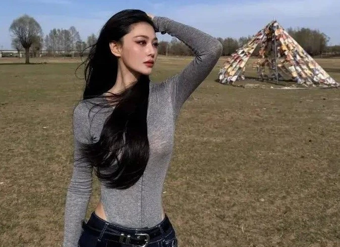 'Đệ nhất mỹ nhân mạng' khoe vóc dáng 'không góc chết' ở tuổi 40