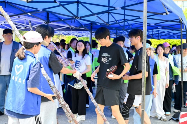 'Lớp học ngọt ngào' thông qua việc 'giải cứu' người nông dân trồng mía