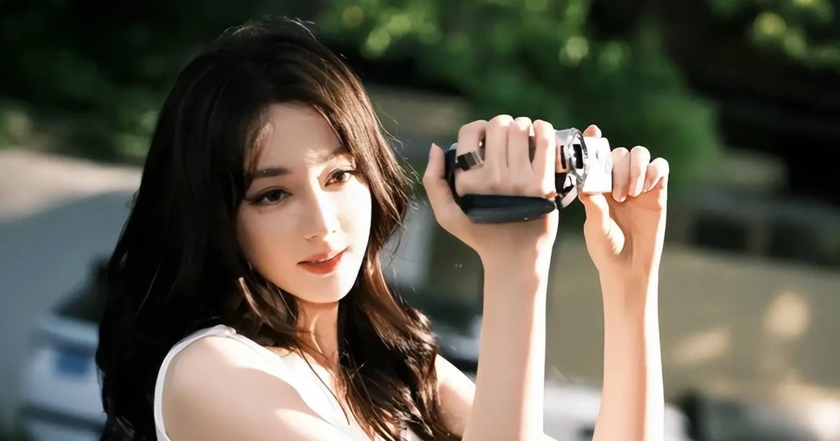 Địch Lệ Nhiệt Ba khoe những khoảnh khắc đẹp nhất của mình