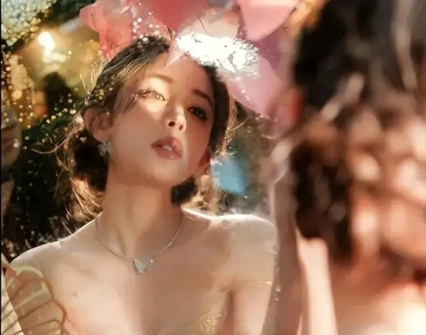 Cổ Lực Na Trát khiến cộng đồng mạng 'nín thở' bởi vẻ ngoài 'nữ thần'
