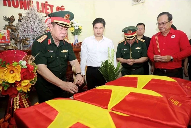 Chủ nhiệm Tổng cục Chính trị thăm, tặng quà tại Tuyên Quang