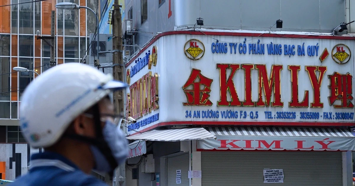 Bán lại kim cương chưa kịp nhận tiền thì chủ đã bị khởi tố