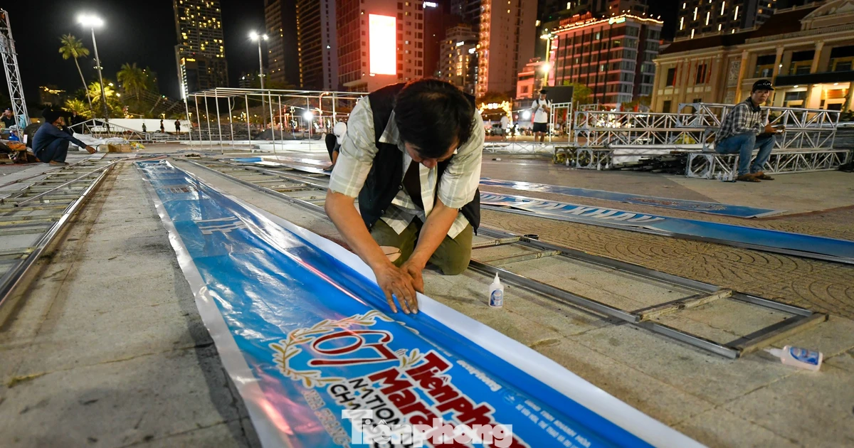 Xuyên đêm thi công, lắp đặt nhiều hạng mục phục vụ Tiền Phong Marathon 2026