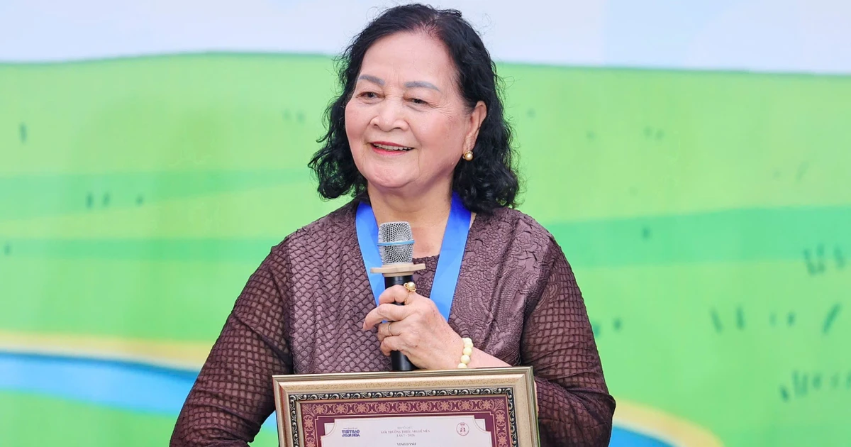 Cố PGS.TS, họa sĩ, đạo diễn, NSND Ngô Mạnh Lân được vinh danh Thành tựu trọn đời - Hiệp sĩ Dế Mèn