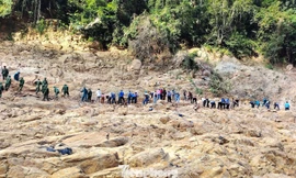  Khoét núi mở lại đường độc đạo vào bản bị cô lập sau lũ ở Nghệ An