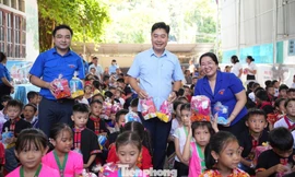 Mùa trăng tròn yêu thương cho trẻ vùng cao 