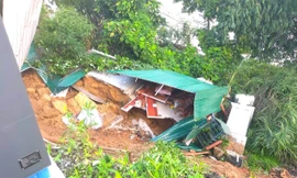 Sạt lở khiến nhà dân và trạm sạc điện bị cuốn xuống sông