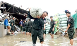 Hơn 700 chiến sĩ cảnh sát cơ động vào tâm bão giúp dân khắc phục hậu quả
