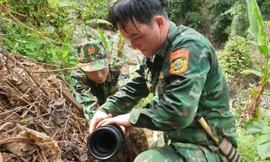 Vượt nắng mưa, kéo đường nước cho dân sinh hoạt